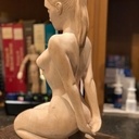 Jeune fille agenouillée