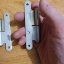 nœud vers la paume, fermée , le pouce dans le creux,  c'est une droite.  Même chose à gauche