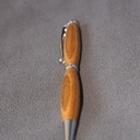 Un stylo en noyer