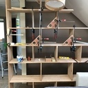 Bibliothèque en panneaux de chêne.