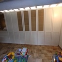 Chambre d'enfants avec table à langer escamotable