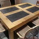 Table de séjour avec incrustation céramique aux reflets argent