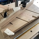 Une table de perçage à guide pivotant