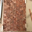 Motifs du frisage joints uns à uns, beaucoup de patience et de minutie, le moindre décalage se voit immédiatement...