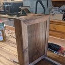 Boîte complète, porte fermée. Elle sera installée sur un mur près de la porte d'entrée.