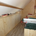 Les placards sous les rampants, vue dans la largeur de la pièce.