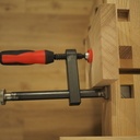 En position horizontale en façade et en action combinée avec la presse parisienne