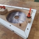 Le dibond, rigide et très fin (3mm), permet de ne pas trop limiter la plongée de la défonceuse