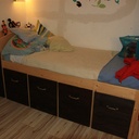 Un lit d'enfant surélevé