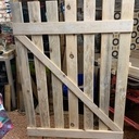 Une série de portes et portail en palettes