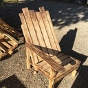 Chaise rustique à un seul accoudoir