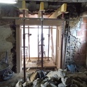 Un menuisier qui bosse avec un maçon...