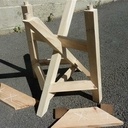 Tabouret avec une croix de saint André en diagonale