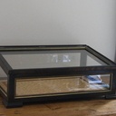 Une vitrine en chêne ébonisé.