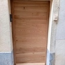 Porte en châtaignier. Bois croisés.