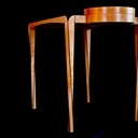 Bureau en merisier incrusté d'ébène, pieds gainés en quart de tour torsadés et cassetin