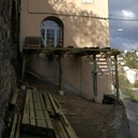 Une grande terrasse bois sur pilotis