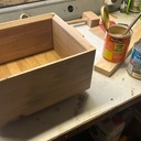 Boîte cadeau chêne avec pied en laiton