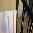 Barrière d'escalier avec verrou à ressort