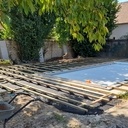 à gauche, la dalle béton du futur local technique de la piscine.