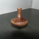 Toupie en rotation : équilibre parfait !