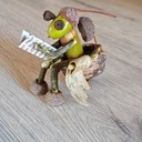 Figurine en forme d'insecte sur son trône