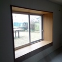 Ébrasement, tiroirs et banquette.