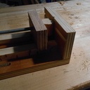 En action pour perçage à la perceuse à colonne.