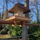 Mangeoire posée sur une rambarde ronde !