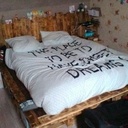 Lit et table de chevet en bois de palette