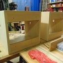 l'arrière avec ses tasseaux et ses trous pour l'accrochage sur le tête de lit.