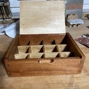 Boîte à charnière invisible