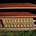 Vitrine pour encres de stylos plumes, avec un rangement pour les stylos.