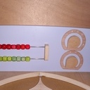 Système de comptage : Après avoir joué un nombre de bille défini au début, chaque joueur marque son score avec les perles pour les unités et les boutons pour les dizaines.