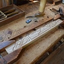 Le montage avec presses en bois et valets, par Peter Follansbee