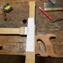 Une scie de charpentier.