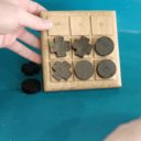 Un morpion en bois avec des pièces aimantées