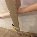 Pose d'une main courante sur un vieil escalier.