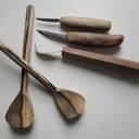 Couverts à salade en noyer et outils par C. Sormani (sculpteur et forgeron en Provence lien dans les articles)