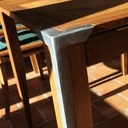 gros plan sur un des angles métallique