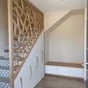 Aménagement d'entrée : garde-corps, placard et banquette