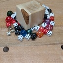 Une petite boîte à dés.