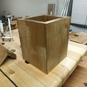 Planche en Chêne transformée en cube à onglets verrouillés