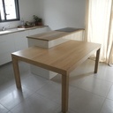 Une table contre un ilot de cuisine