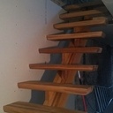 Escalier droit a limon central en chêne rouge .