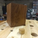 Planche en Chêne transformée en cube à onglets verrouillés