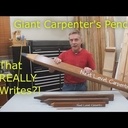 Un crayon de menuisier géant... qui ÉCRIT.