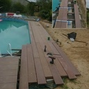Terrasse de piscine en bois composite