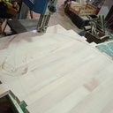 Table bois massif et inclusion de motif résiné