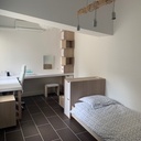 Aménagement d'une chambre avec son lit, son armoire, son bureau, sa coiffeuse et sa banquette...